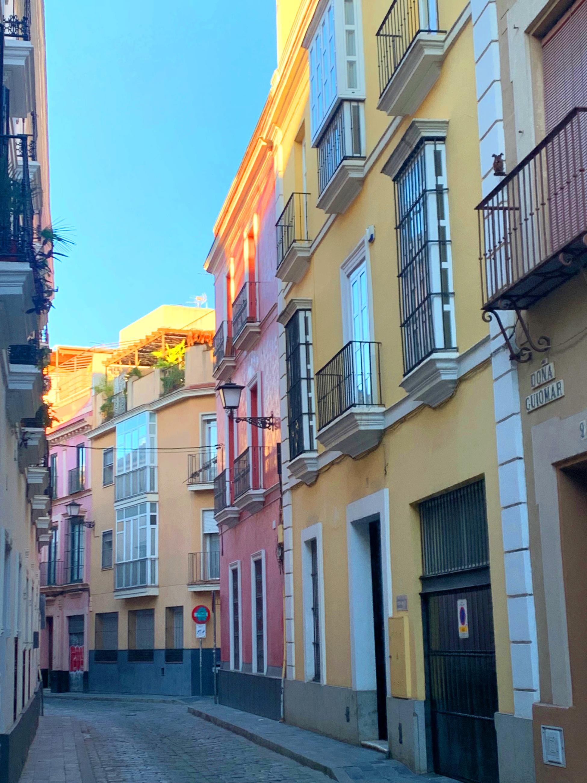 Sevilla streets late afternoon