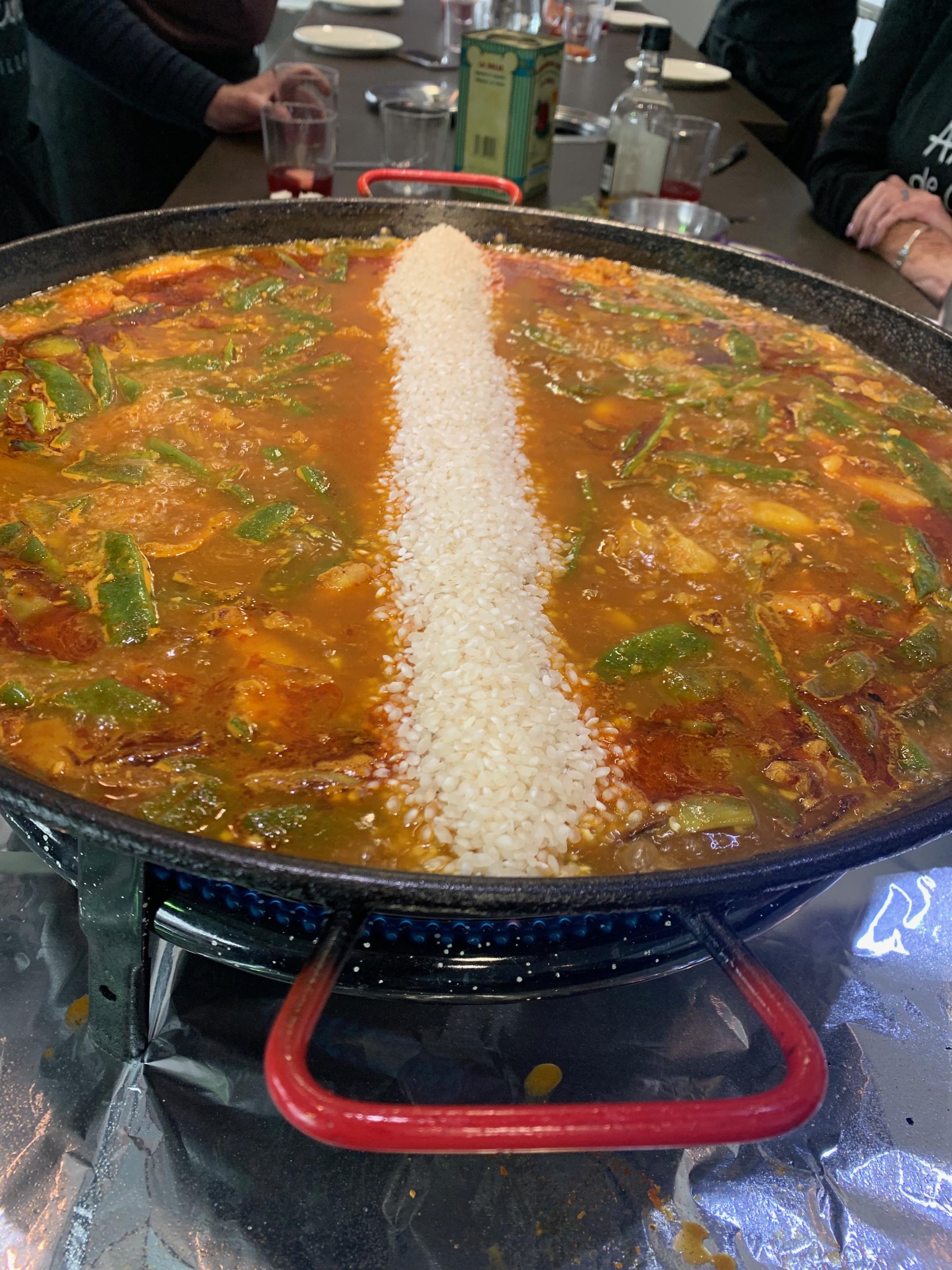 Making Paella, a trick for the rice